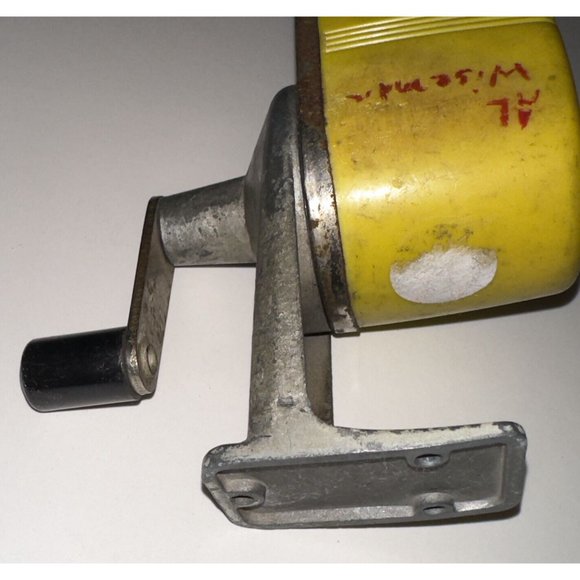 VINTAGE APSCO MIDGET BRIGHT YELLOW PENCIL SHARPENER - Picture 7 of 11